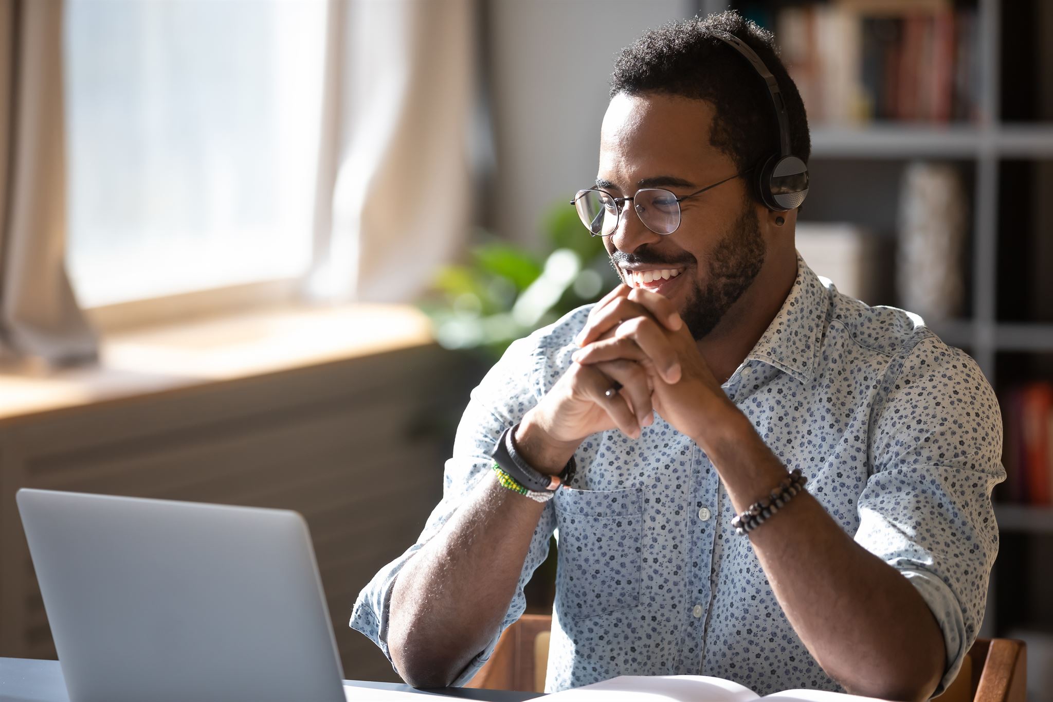 Man-smiling-and-using-laptop